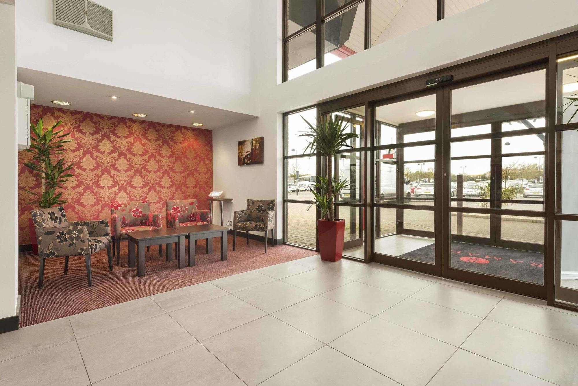 Готель Ramada Cambridge Fen Drayton Екстер'єр фото