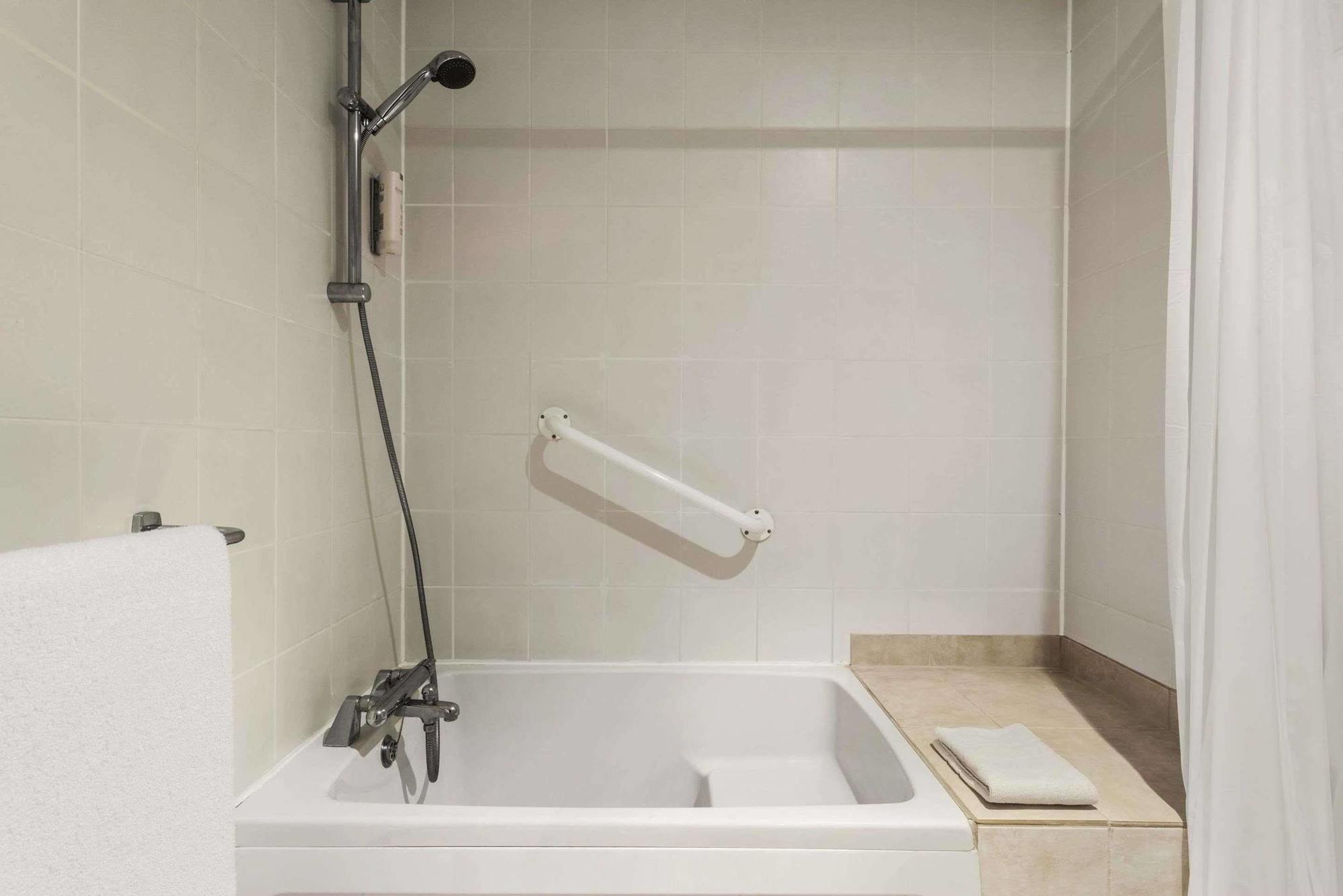 Готель Ramada Cambridge Fen Drayton Екстер'єр фото